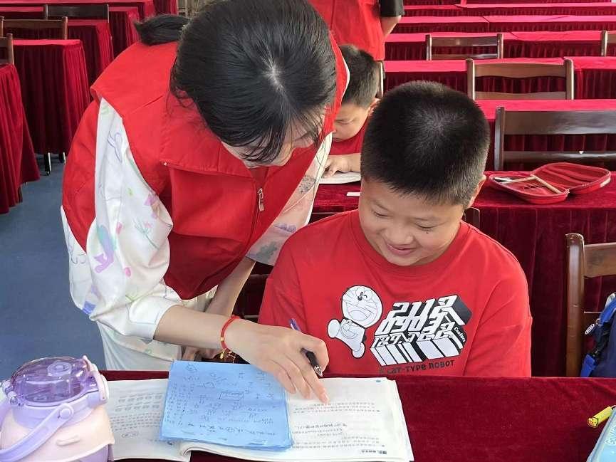 安徽學(xué)子三下鄉(xiāng)：學(xué)習(xí)中外文化習(xí)俗，體會文化多樣性