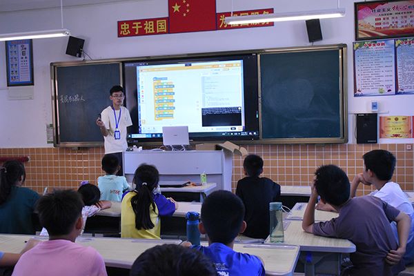 “山河承宇”實(shí)踐隊(duì)開設(shè)麥昆機(jī)器人特色課程|機(jī)器人課程進(jìn)鄉(xiāng)村學(xué)校，點(diǎn)亮學(xué)生科技夢想