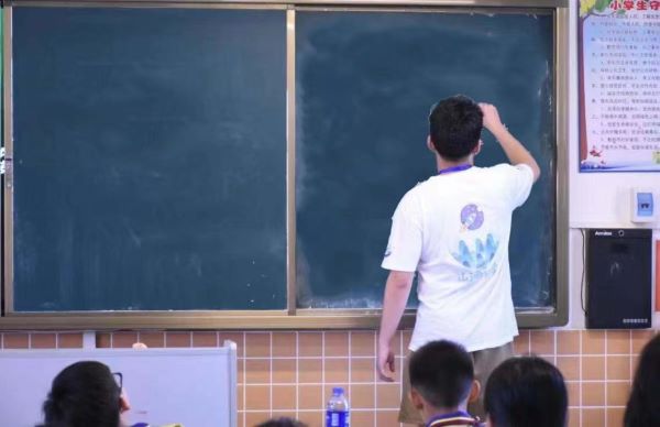 墨韻悠長(zhǎng)，篤學(xué)尚行 ——嶺南師范學(xué)院“山河承宇”社會(huì)實(shí)踐隊(duì)開(kāi)展書(shū)法課程