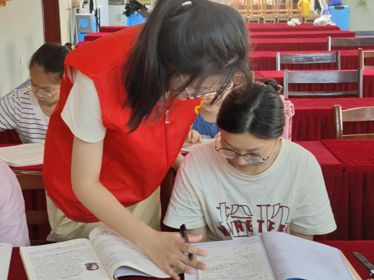 安徽學(xué)子三下鄉(xiāng)：了解中外文化，豐富知識樂園