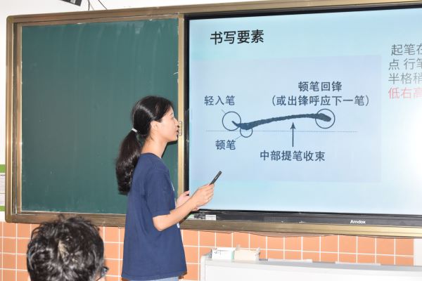 傳承中國(guó)漢字，書(shū)法走進(jìn)課堂 --嶺南師范學(xué)院“山河承宇”社會(huì)實(shí)踐隊(duì)開(kāi)展硬筆書(shū)法特色課程