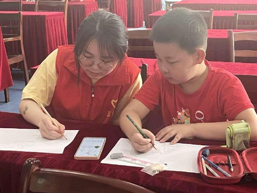 安徽學(xué)子三下鄉(xiāng)：跨越國界，共享文化精髓