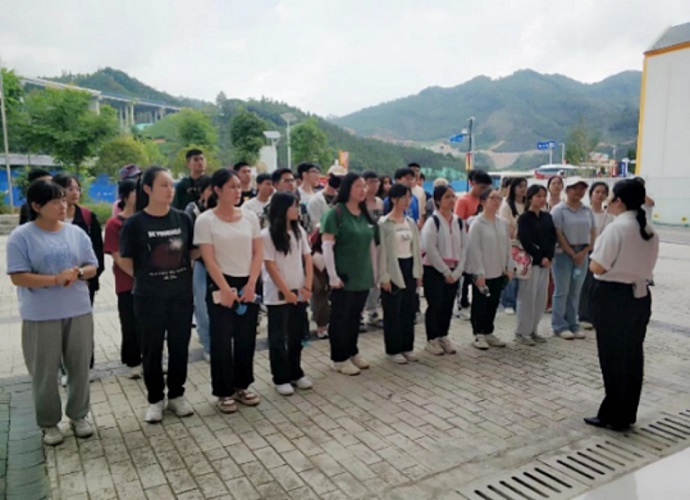綠水青山，風(fēng)景這邊獨(dú)好；星火燎原，繼續(xù)砥礪前行