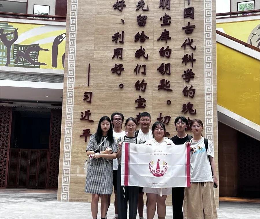 【?薪火傳承?——?探尋中醫(yī)藥發(fā)展和文化傳播?】“?民族醫(yī)藥異彩紛呈?，?學(xué)習(xí)經(jīng)驗(yàn)展望未來(lái)?”薪火實(shí)踐團(tuán)蜀地醫(yī)道尋根隊(duì)探尋成都中醫(yī)藥大學(xué)博物館