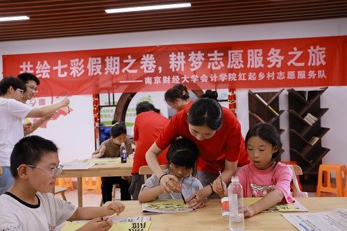 南財(cái)學(xué)子走進(jìn)農(nóng)家書屋：紫色藝術(shù)陶冶情操，書法漆扇傳承文化