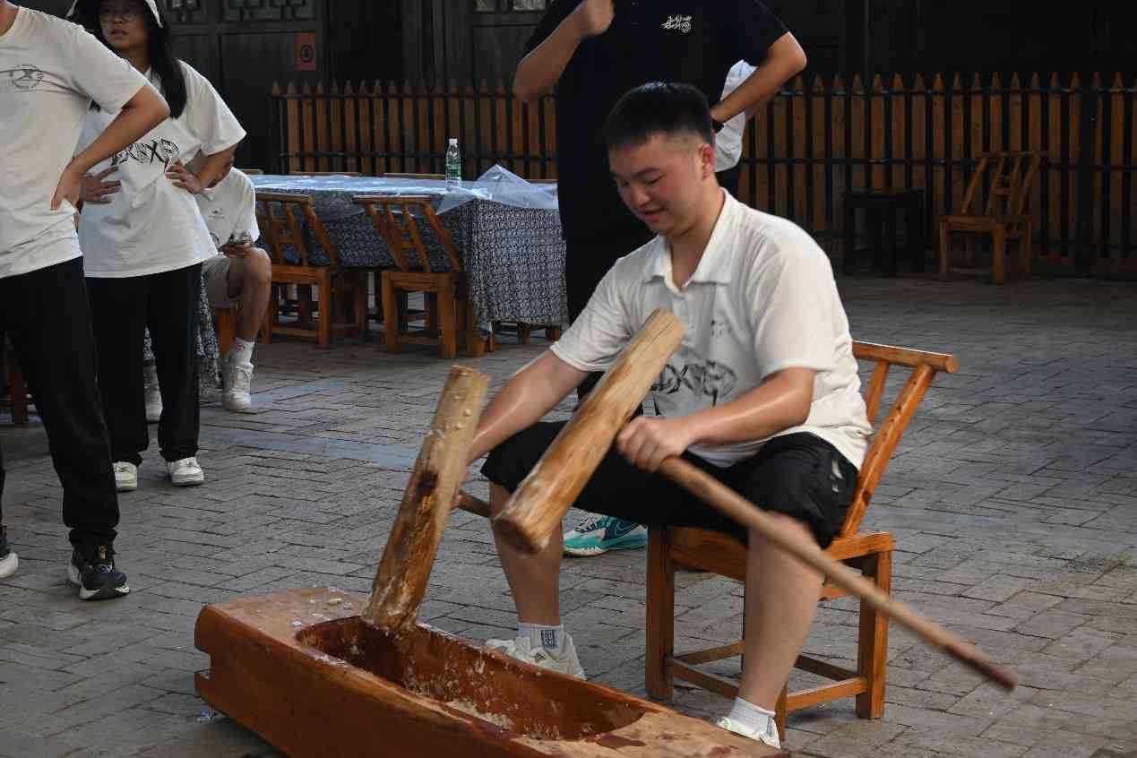 湖南工商大學(xué)e路鄉(xiāng)伴小分隊(duì)：傳承千年民俗，共賞打糍粑盛宴
