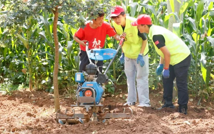 貴州農(nóng)業(yè)職業(yè)學院研發(fā)革命性無線遙控油電混合鋤草機 助力三下鄉(xiāng)服務(wù)三農(nóng)