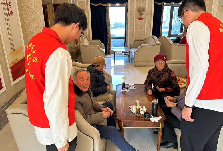 “青衿之志 實(shí)踐篤行”實(shí)踐隊(duì)體育科學(xué)學(xué)院學(xué)院寒假社會(huì)實(shí)踐——暖心冬日行，情滿敬老院
