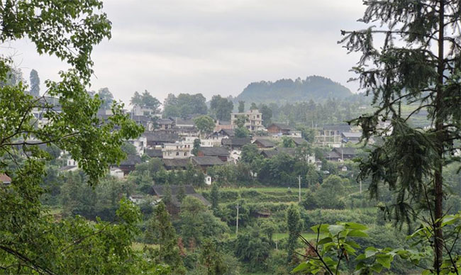 長安大學(xué)筑夢黔行隊走進凱里梅香村，“記錄苗繡，助力傳統(tǒng)手工藝發(fā)展”
