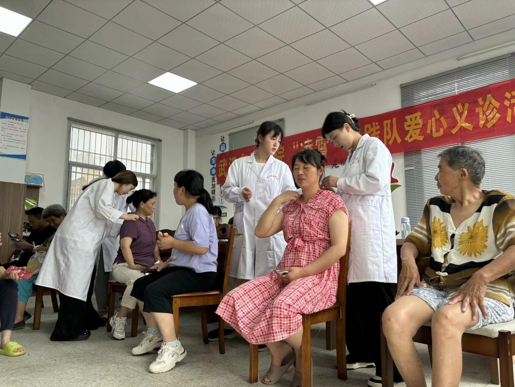 武漢東湖學院學子三下鄉(xiāng)：“凌霄”實踐隊鄉(xiāng)村義診活動圓滿成功