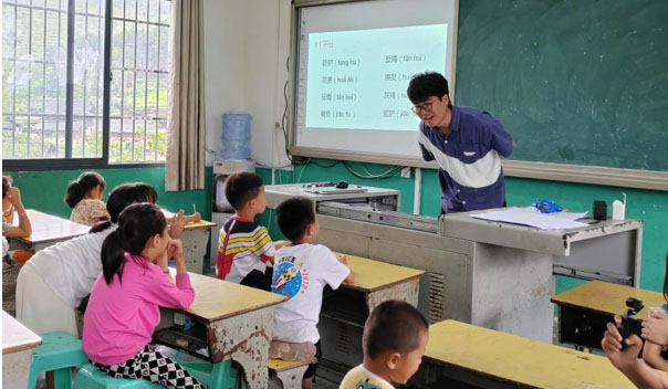 童語誦讀 ，推普筑夢——長安大學(xué)筑夢黔行實(shí)踐隊(duì)深入開展推普工作