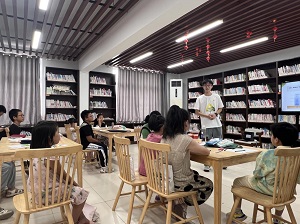 南財(cái)學(xué)子走進(jìn)農(nóng)家書屋：藍(lán)色科技漲知識，作業(yè)輔導(dǎo)助成長