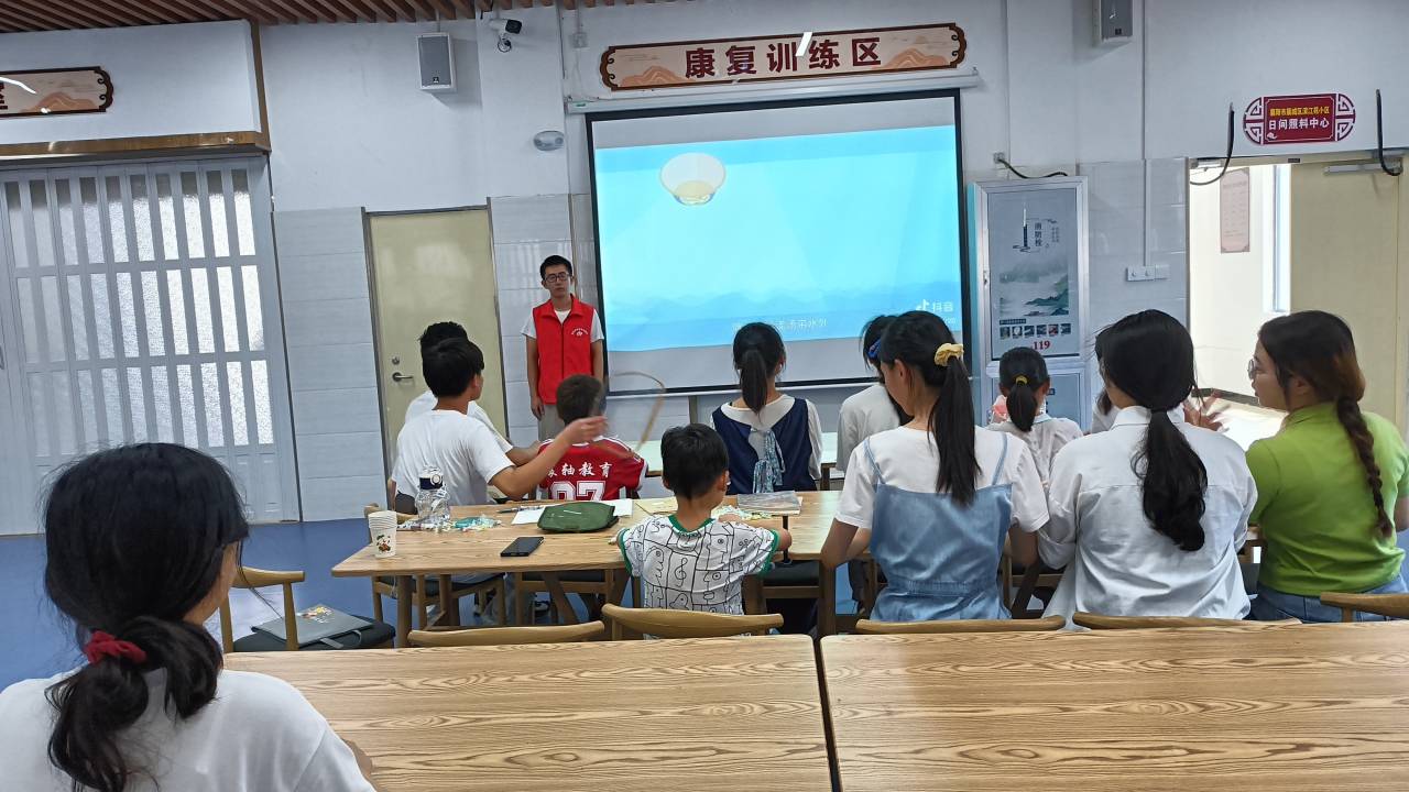 學(xué)習(xí)與玩耍相結(jié)合，構(gòu)建多彩暑假