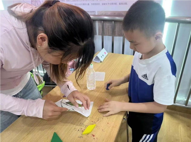 “藝賦中醫(yī)”團(tuán)隊(duì)響應(yīng)“愛心暑托班”號(hào)召，向社區(qū)孩童介紹中醫(yī)藥拓染技藝