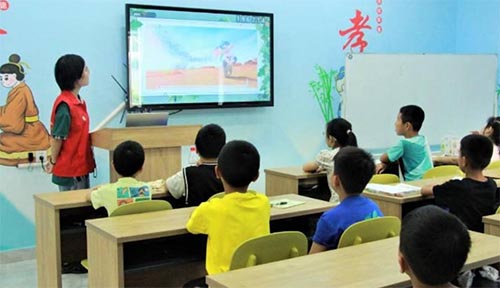 人文學(xué)院青年志愿團(tuán)開(kāi)展“感恩”與“科學(xué)”主題公益課堂