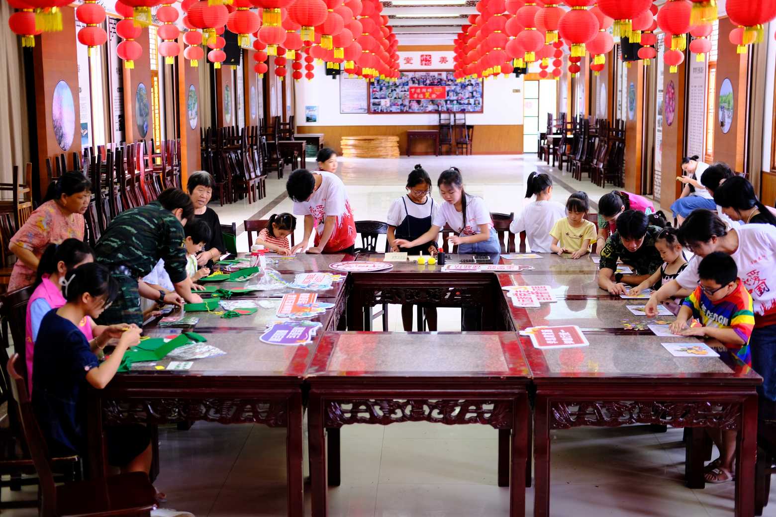 經(jīng)貿(mào)青年三下鄉(xiāng)：“紅星向黨，童彩飄揚(yáng)”理論宣講