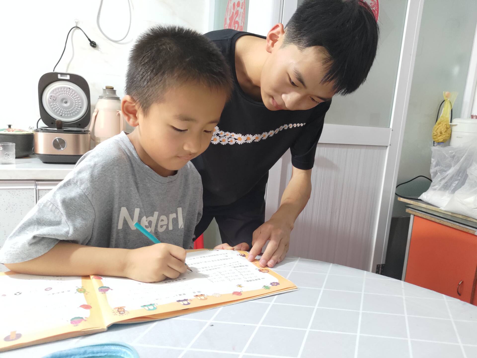 情牽留守，愛(ài)暖童心——關(guān)注留守兒童