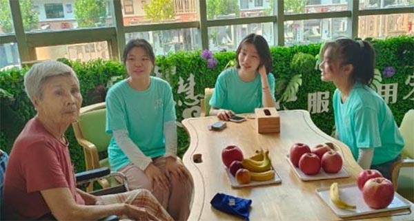 學(xué)習(xí)弘揚(yáng)焦裕祿精神暑期社會(huì)實(shí)踐隊(duì)開(kāi)展“粽香端午節(jié)，情暖系夕陽(yáng)”