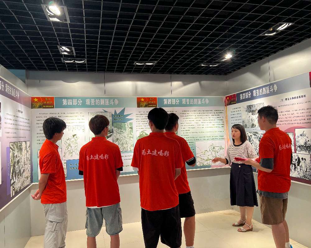 重溫長征路，言出革命情