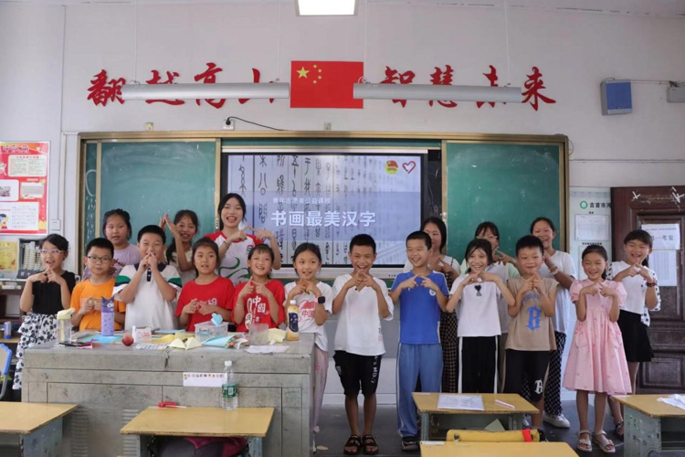 “七彩課堂”走進河溪，助力鄉(xiāng)村兒童創(chuàng)造多彩童年