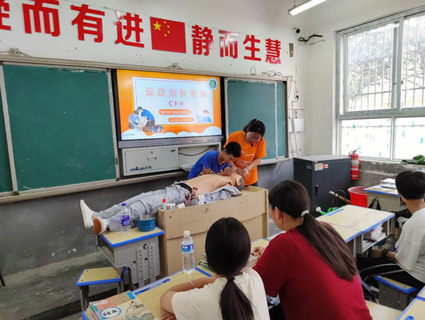 急救知識(shí)進(jìn)校園，為生命套一根安全繩
