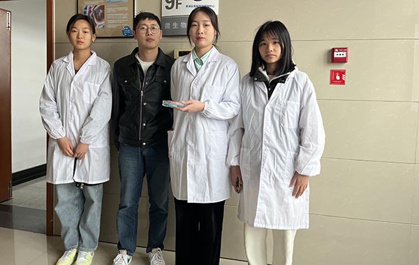 科研引領(lǐng)新時(shí)代·社會(huì)服務(wù)啟新程——嘉職院變溫顯色智能型降溫貼團(tuán)隊(duì)開(kāi)展公益試用服務(wù)行動(dòng)