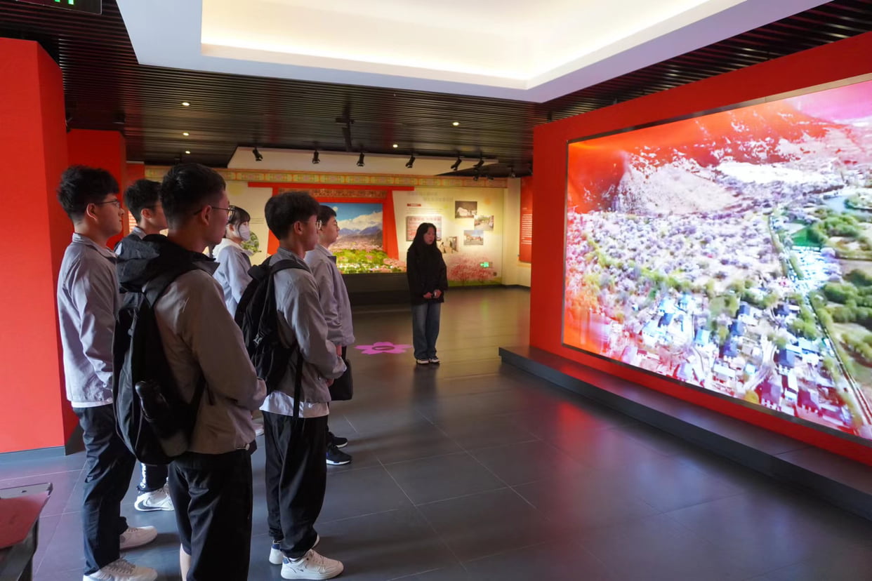 嘎拉村紅色研學主題教育展覽館開館，河南工業(yè)大學團隊開展'團結(jié)頌'主題黨日活動