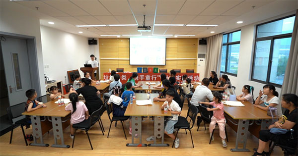 垃圾分類護(hù)環(huán)境 攜手童行引風(fēng)尚