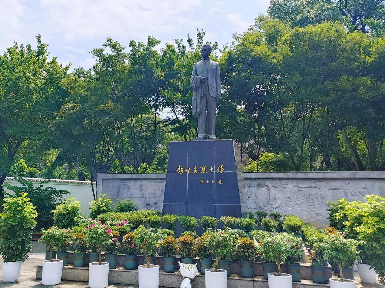 青春人科進(jìn)行時(shí)：先烈英魂永緬懷，紅色血脈代代傳