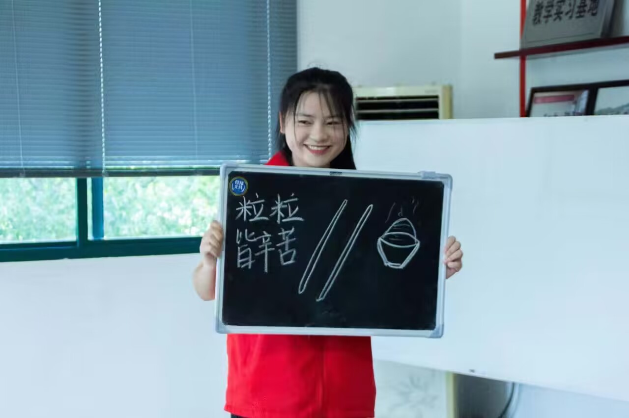 提畫筆描繪自然肖像 書卷宗領悟廉潔鄉(xiāng)風
