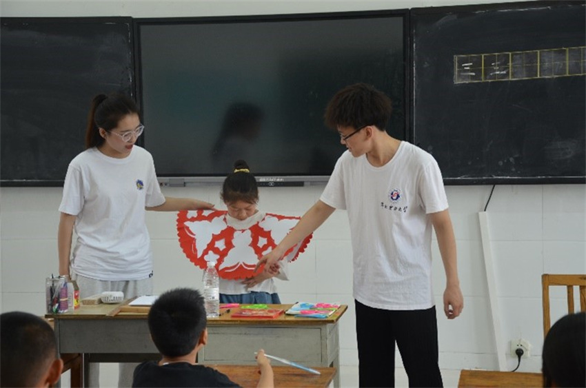 華北電力大學(xué)學(xué)子三下鄉(xiāng)：云肩剪紙潤童心