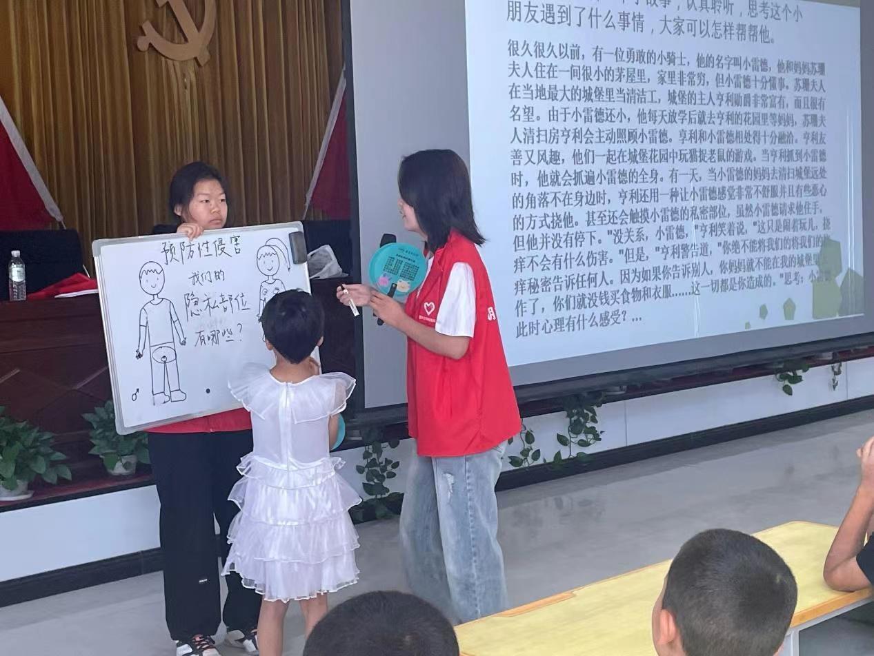 胡楊學(xué)子三下鄉(xiāng)|呵護(hù)未成年人?普法護(hù)航助成長(zhǎng)