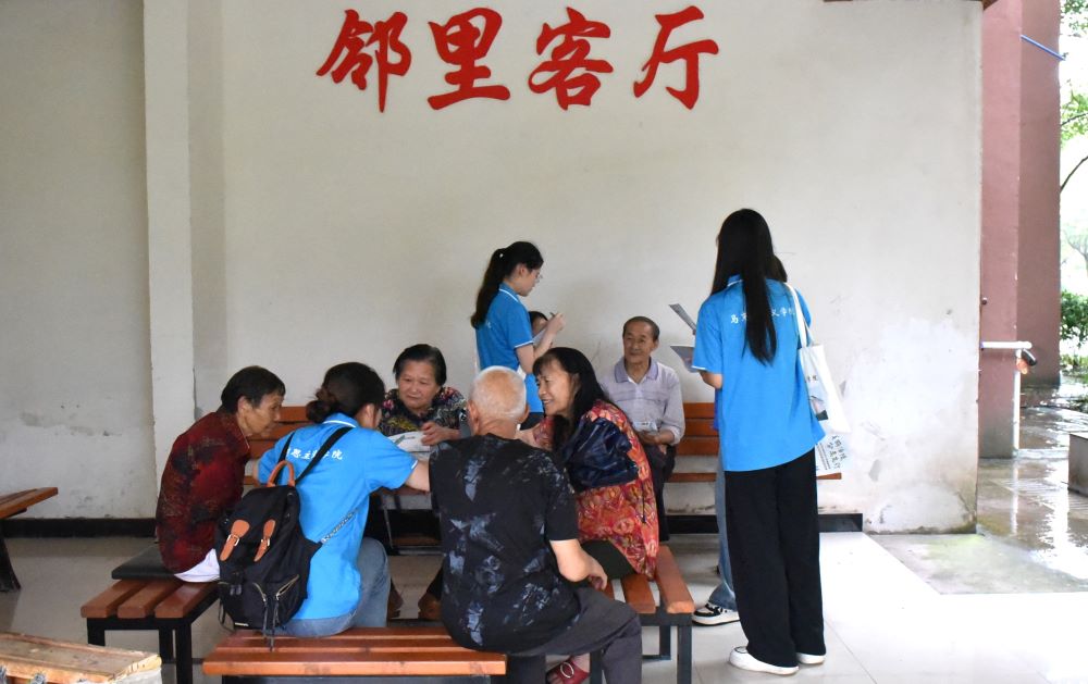 【2024三下鄉(xiāng)】情牽基層“負(fù)”，力促負(fù)擔(dān)除 ——長(zhǎng)江師