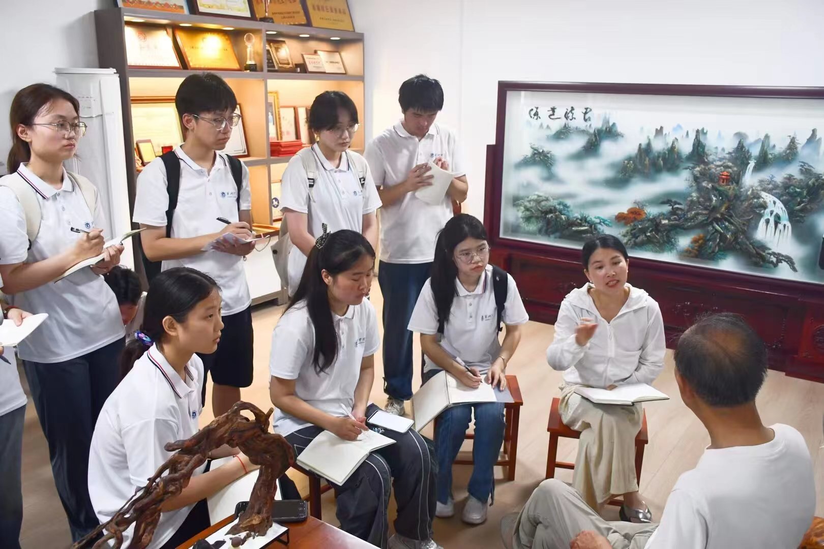 巢湖學(xué)院工商管理學(xué)院赴巢湖“懿本圖”非遺文化傳承實(shí)踐團(tuán)前往省級(jí)非遺樹雕畫傳承