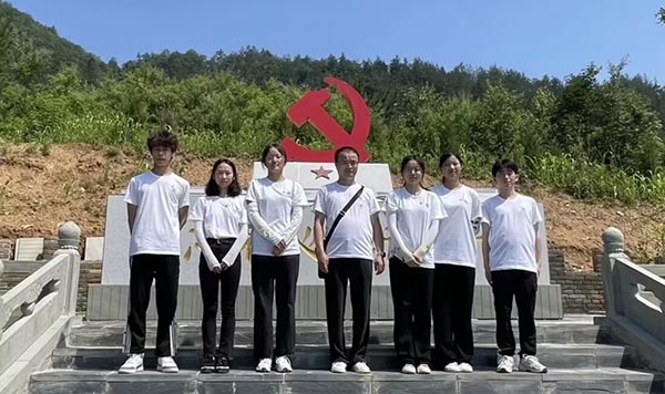 “緬懷革命先烈 傳承紅色基因”-湖北大學(xué)知行學(xué)院實踐團隊