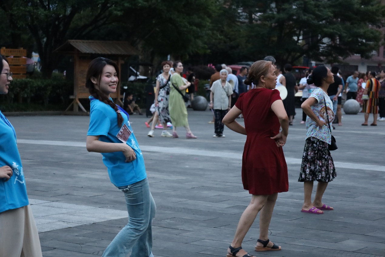 青春人科進(jìn)行時(shí)：心橋相連情綿綿，舞影蹁躚繪民俗 中國青年網(wǎng)7月18日電（通訊員 王千嬈）2024年7月13日，重慶人文科技學(xué)院“童印酉繪，陶韻筑夢(mèng)”實(shí)踐團(tuán)在