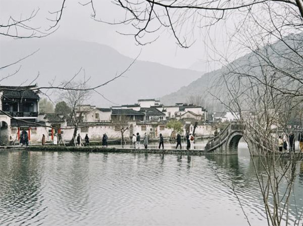 福建農(nóng)林大學(xué)“探尋徽州文化，弘揚(yáng)古 韻新風(fēng) ”實(shí)踐研學(xué)隊(duì)伍開(kāi)展寒假社會(huì)  實(shí)踐——探索徽派建筑技藝， 體悟非遺民俗文化