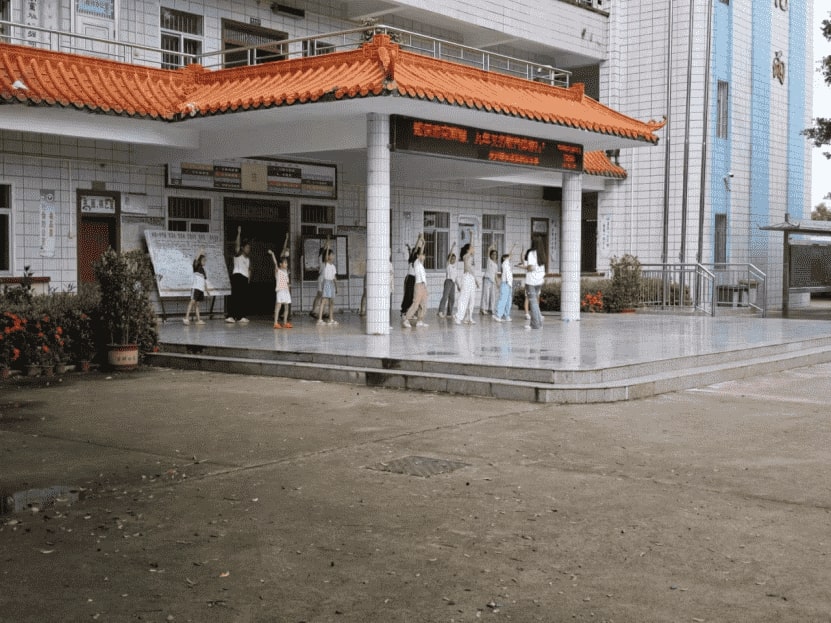 數(shù)海玖帆突擊隊(duì)“三下鄉(xiāng)”活動(dòng)持續(xù)深化，吳川市林屋小學(xué)歡樂(lè)連連