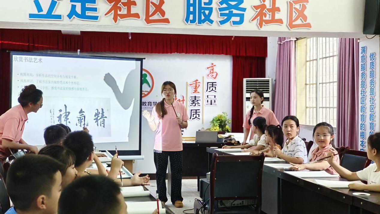 耕耘金色心田：“四葉草”習(xí)近平新時(shí)代中國(guó)特色社會(huì)主義思想宣講團(tuán)開(kāi)展“以墨為底，感