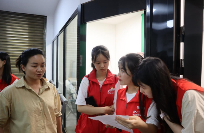 湖南科技大學(xué)馬克思主義學(xué)院“花石筑夢，綠野興農(nóng)”志愿服務(wù)團(tuán) 隊(duì)進(jìn)行“