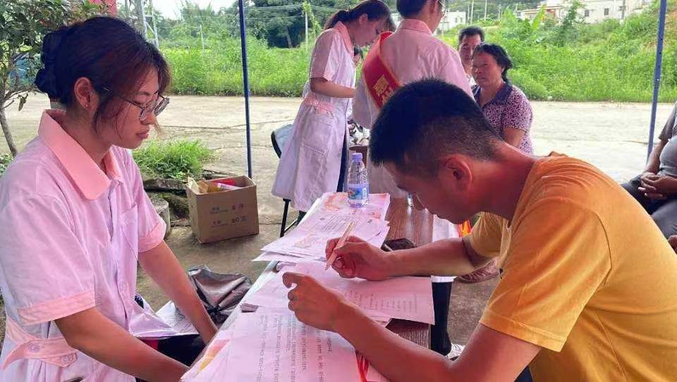 情系仲夏資助同行，感恩喜樂(lè)“診”送安康