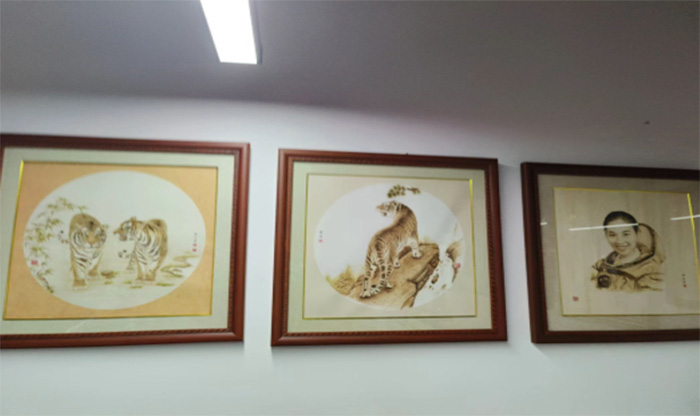 火木傳經(jīng)典，鐵筆繪從容