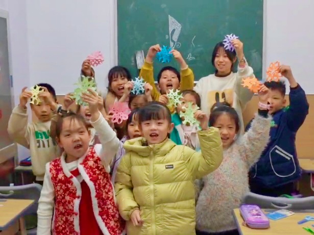 紅紙裁春映梨園，稚手傳承福滿堂