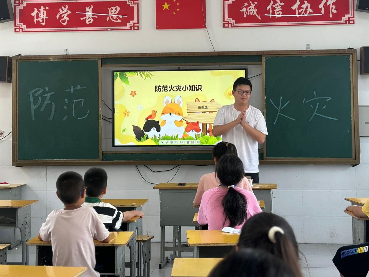 “筑牢安全防火墻，共學(xué)火災(zāi)預(yù)防術(shù)”武昌理工學(xué)院云夢書韻志愿服務(wù)隊(duì)開展“防范火災(zāi)