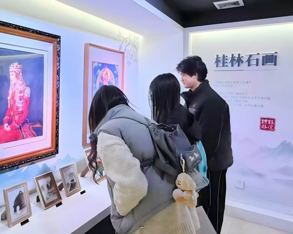非遺入課堂，美育新篇章——廣西師范大學(xué)美術(shù)學(xué)院“藝心傳承”實(shí)踐隊(duì)開展社會(huì)實(shí)踐活動(dòng)