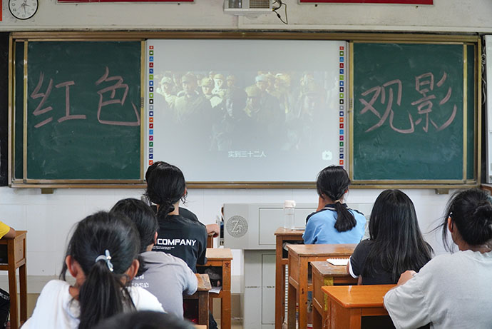 “紅色觀影敬先烈，淬煉青春定初心” ——嶺南師范學(xué)院“萌芽”社會實(shí)踐隊(duì)開展紅色影片觀影活動