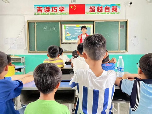 南京財經(jīng)大學學子三下鄉(xiāng)：靈動時光舞筆墨，文體課程燃童心