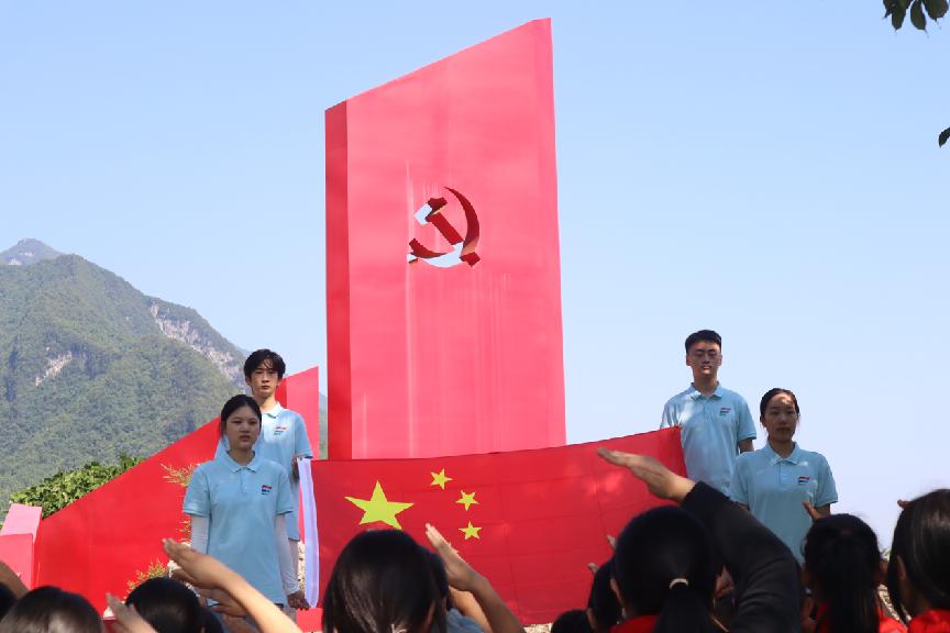 重外院學(xué)子三下鄉(xiāng)：中藥產(chǎn)業(yè)開出致富良方，數(shù)字經(jīng)濟(jì)助力鄉(xiāng)