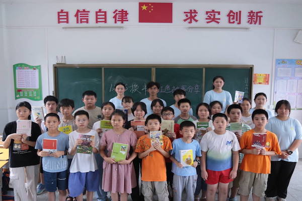 書香浸潤童年 閱讀點亮人生——武昌理工學(xué)院崇陽星光志愿服務(wù)隊開展“手拉手 共閱