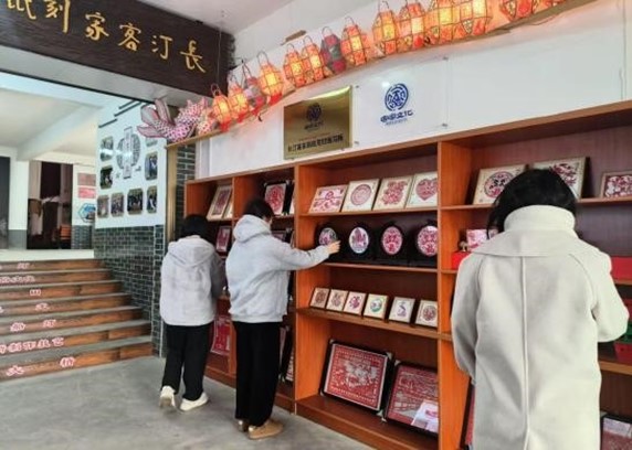 “汀州匠心”非遺剪紙文化實(shí)踐隊(duì)開展 “素紙雕鏤繪新卷，汀州遺韻映鄉(xiāng)土”主題 社會(huì)實(shí)踐活動(dòng)